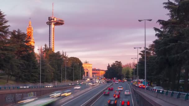 Ηλιοβασίλεμα Στη Μονκλόα Της Μαδρίτης Highway Και Moncloa Φάρος Κατά — Αρχείο Βίντεο