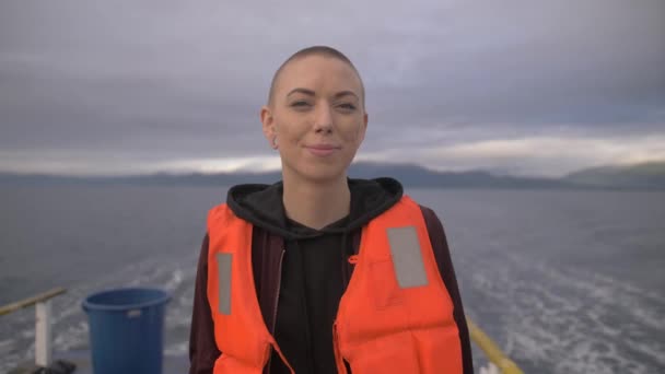 Vrouw Met Geschoren Hoofd Glimlacht Terwijl Geniet Van Een Veerboottocht — Stockvideo