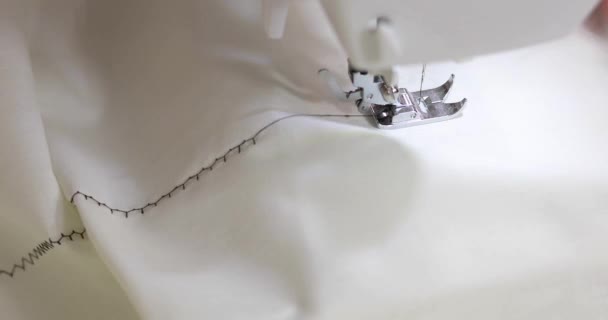 縫う準備をしている間に布を動かすシームレスなストレス — ストック動画