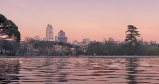 Puesta Sol Lago Casa Campo Madrid Reflejo Atardecer — Vídeo de stock