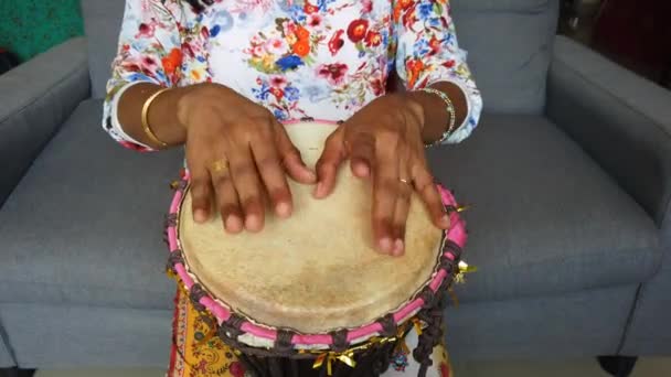 Közepesen Széles Elszigetelt Felvétel Egy Djembe Doboló Nőről — Stock videók