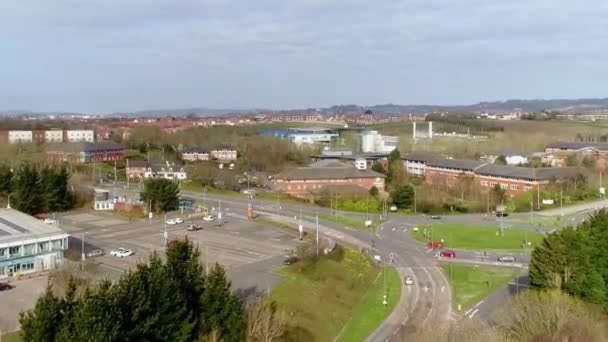 エクセターの街の景色に空中上昇 デヴォン ソウトン工業団地の東側から市内中心部への眺め — ストック動画