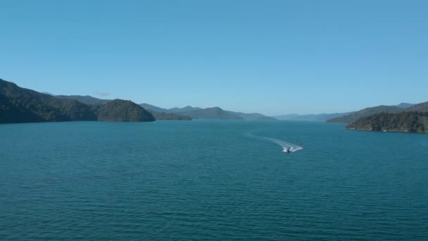 Tiro Aéreo Barco Marlborough Sounds Nova Zelândia — Vídeo de Stock