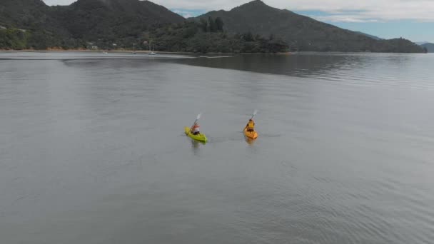 Slowmo Zwei Kajakfahrer Mit Yachten Hintergrund Den Marlborough Sounds Neuseeland — Stockvideo