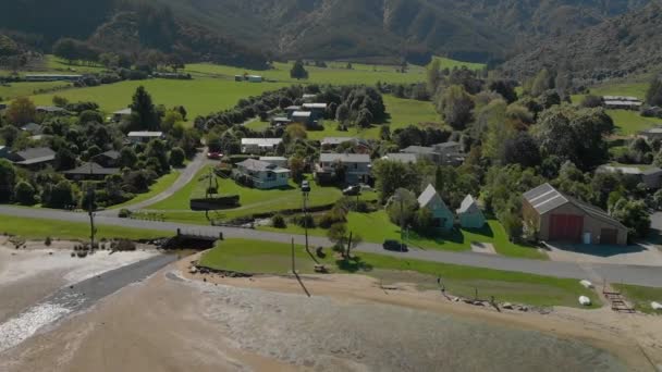 Slowmo Zdjęcia Lotnicze Miasta Anakiwa Przy Plaży Queen Charlotte Sound — Wideo stockowe