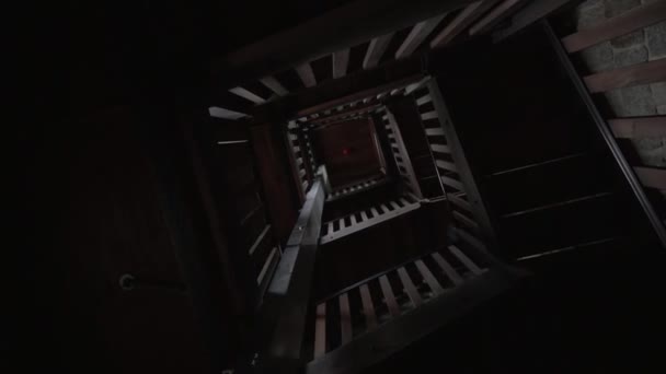 Kare Merdivenlerden Yukarı Bak — Stok video