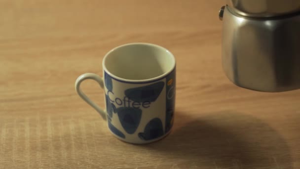 Despejando Café Expresso Moka Pot Uma Pequena Xícara Café Expresso — Vídeo de Stock