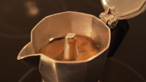 Preparación Café Expreso Moka Pot Burbujas Final Primer Plano — Vídeo de stock