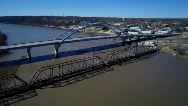 堪萨斯城的Amelia Earhart桥越过密苏里河流淌着褐色和泥泞 — 图库视频影像