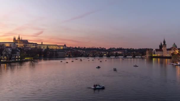 Timelapse Barcos Remos Rio Vltava Praga Com Castelo Ponte Charles — Vídeo de Stock