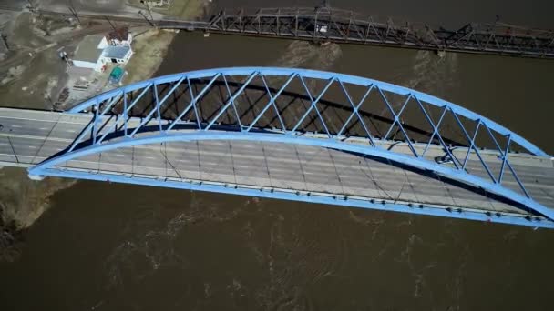 Мост Амелии Эрхарт Отступает Автомобили Путешествующие Через Мост Через Реку — стоковое видео