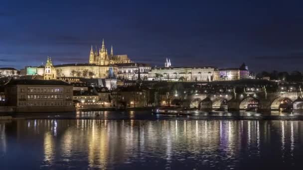 Timelapse Castelo Praga Ponte Charles Com Barcos Rio Vltava Zoom — Vídeo de Stock