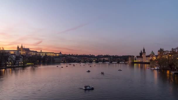Timelapse Barcos Remos Rio Vltava Praga Com Castelo Ponte Charles — Vídeo de Stock