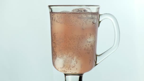 Posh Verre Avec Fond Blanc Eau Rose Pétillante Avec Glace — Video