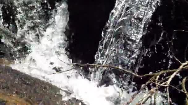 Helder Water Uit Watervallen Geschoten Slow Motion — Stockvideo