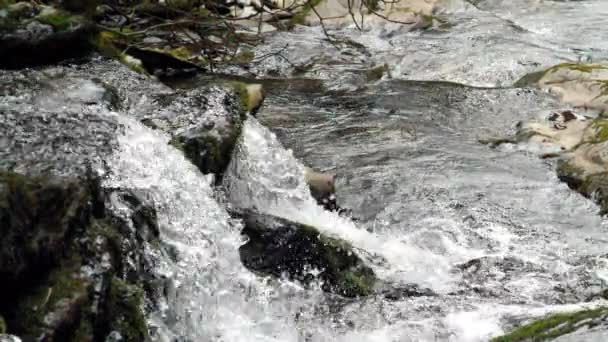 Grandes Volúmenes Inmersión Agua Una Cascada Disparada Cámara Lenta 180 — Vídeos de Stock