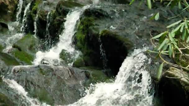 Abkippen Von Wasserfällen Zeitlupe Mit 180 Fps — Stockvideo