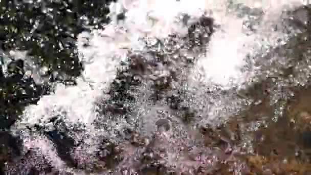 Waterbellen Ontstaan Uit Een Beek Aan Voet Van Een Waterval — Stockvideo