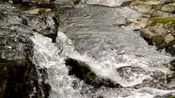 Air Merosot Dalam Gerakan Lambat Dari Tebing Batu Ditembak Dalam — Stok Video