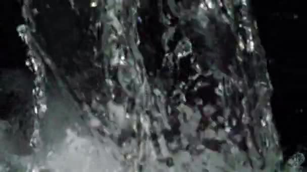 Fechar Derramamento Molhador Mola Montanha Nas Montanhas Tiro 180 Quadros — Vídeo de Stock
