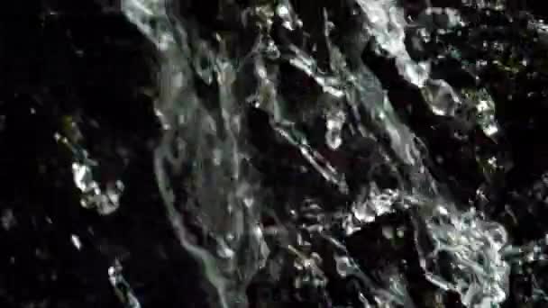 Extreme Close Van Het Water Als Het Valt Van Een — Stockvideo