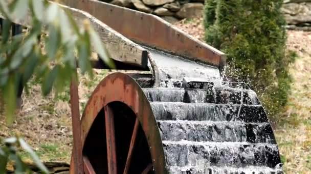 Agua Fluye Cámara Lenta Sobre Vieja Rueda Agua Disparada 180 — Vídeo de stock