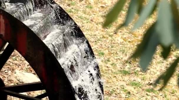 Agua Fluye Cámara Lenta Sobre Vieja Rueda Agua Disparada 180 — Vídeo de stock