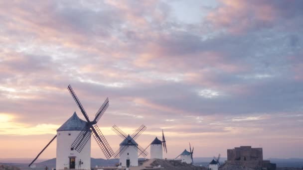 Windmolens Consuegra Castilla Mancha Bij Zonsondergang Wolken Met Prachtige Kleuren — Stockvideo