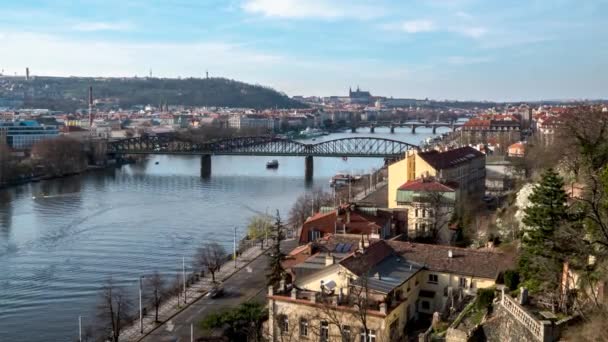 Ampliar Lapso Tiempo Los Puentes Sobre Río Moldava Praga República — Vídeos de Stock