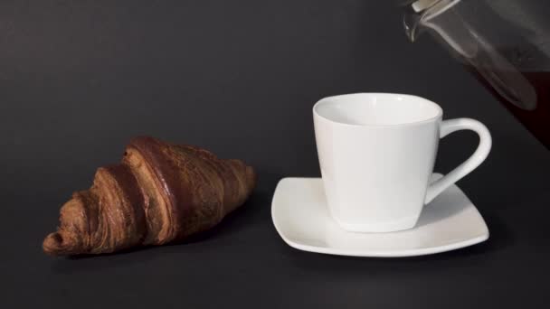 Versare Caffè Della Pressa Francese Nella Tazza Bianca Accanto Croissant — Video Stock