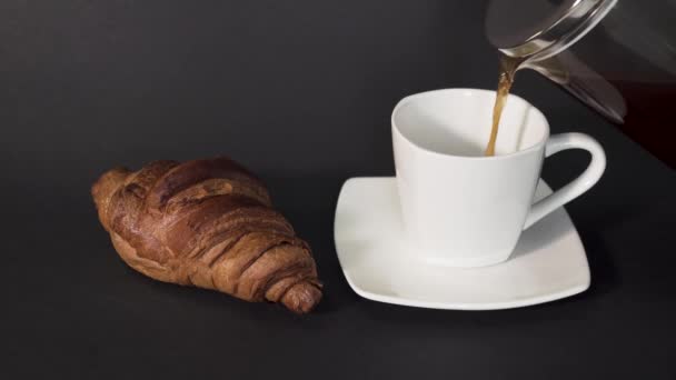 Versare Caffè Della Pressa Francese Nella Tazza Bianca Accanto Croissant — Video Stock