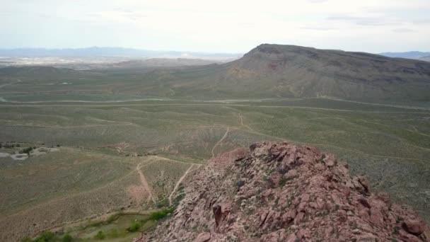 Lucht Vliegen Door Toppen Van Red Rock Canyon Met Las — Stockvideo