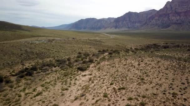 Luchtfoto Omhoog Bergen Onthullen Bij Red Rock Canyon Nevada — Stockvideo