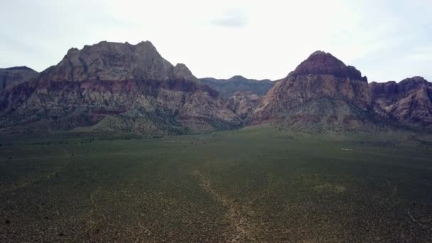 Letecký Náklon Dolů Odhalí Pouštní Dno Red Rock Canyon Nevada — Stock video