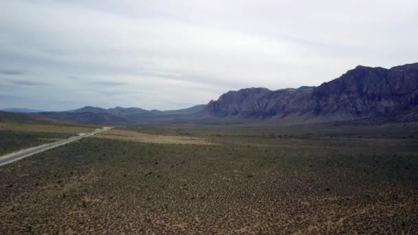 Scenic Highway Antenne Met Bergen Buurt Van Red Rock Canyon — Stockvideo