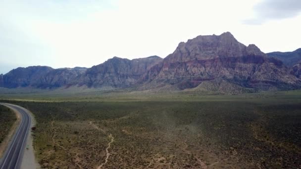 Luchtfoto Van Stof Wervelend Voorgrond Schot Red Rock Canyon Gebied — Stockvideo