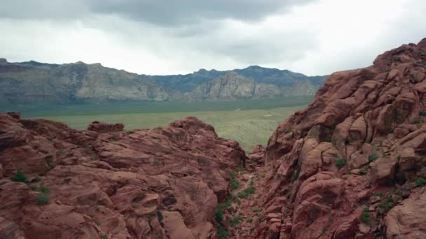 Aerial Flyover Avslöjar Epic Red Rock Canyon — Stockvideo