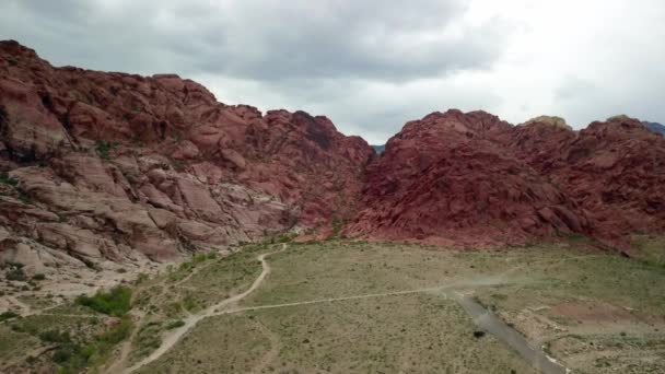 Breed Luchtschot Richting Van Rode Rotsen Bij Red Rock Canyon — Stockvideo