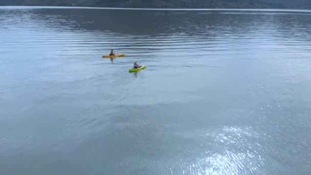 Duas Pessoas Caiaque Marlborough Sounds Nova Zelândia Aerial — Vídeo de Stock