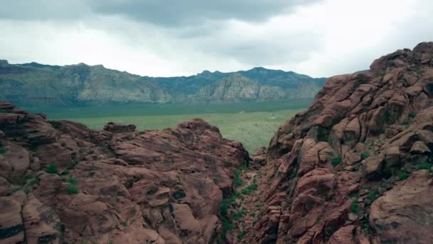 Lucht Vliegt Door Een Inkeping Red Rock Canyon Vallei Eronder — Stockvideo