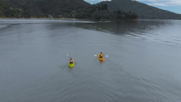 Slowmo Zwei Kajakfahrer Mit Yachten Hintergrund Den Marlborough Sounds Neuseeland — Stockvideo