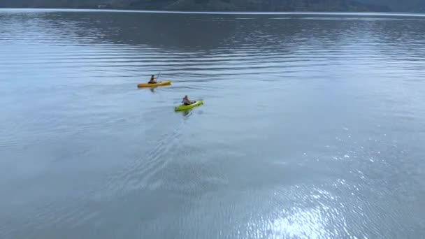 Slowmo 两个人在新西兰马尔博罗声音 Marlborough Sounds — 图库视频影像