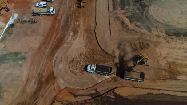 Drone Sobre Camión Volquete Llenado Earth Mover Con Suciedad Sitio — Vídeo de stock