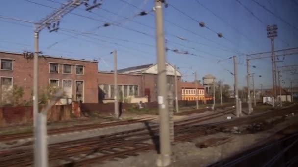 Повільно Рухається Поїзд Йде Вниз Колії Дивиться Вікно Стару Будівлю — стокове відео