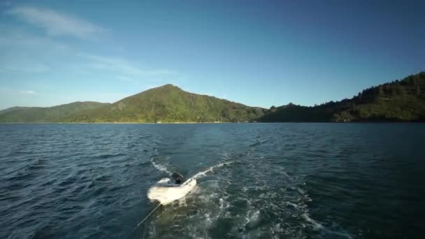 Slepen Dingy Met Touw Achter Boot Marlborough Sounds Nieuw Zeeland — Stockvideo