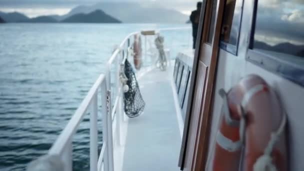 Les Gens Debout Sur Pont Avant Croiseur Parlent Regardent Paysage — Video