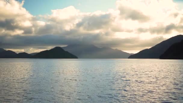 Slowmo Bela Vista Barco Mar Colinas Nuvens Marlborough Sounds Nova — Vídeo de Stock