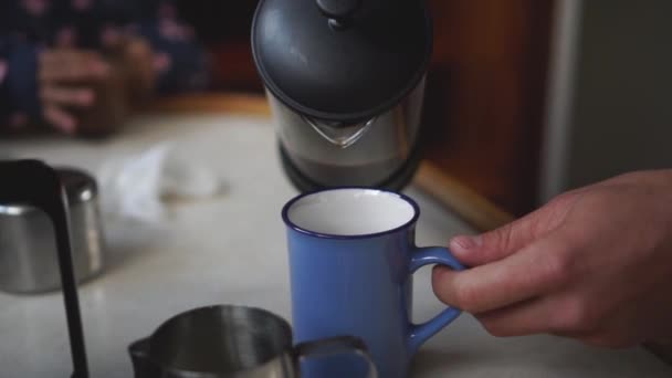 Slowmo Despejando Café Preto Fresco Imprensa Francesa Copo Cerâmica Azul — Vídeo de Stock