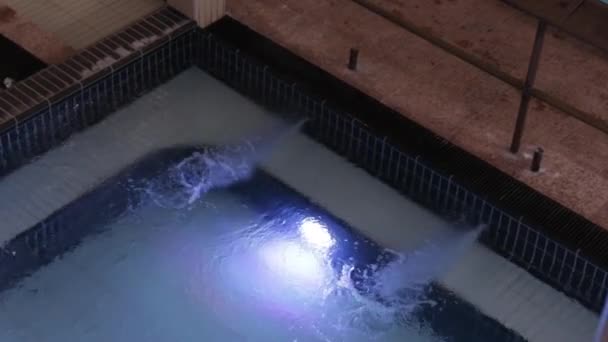 Krachtige Jets Schieten Hot Tub Jacuzzi Bad Met Onderwater Licht — Stockvideo