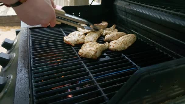 Mão Com Pinças Chega Para Virar Frango Meio Cozido Grelha — Vídeo de Stock